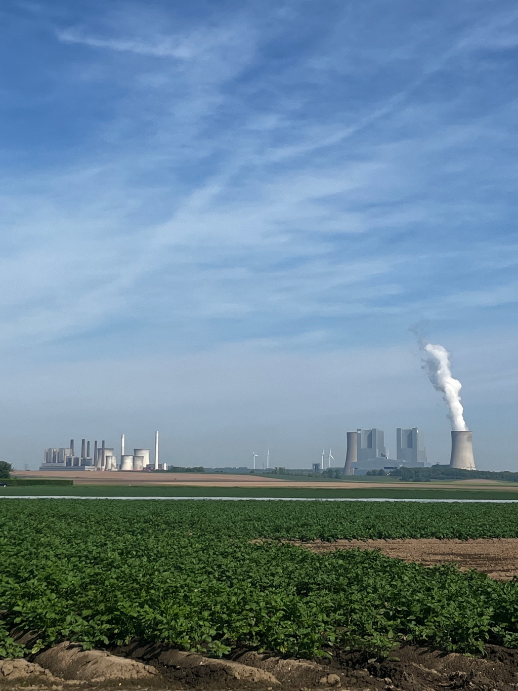 Die Braunkohlekraftwerke in Neurath in einem Panoramabild
